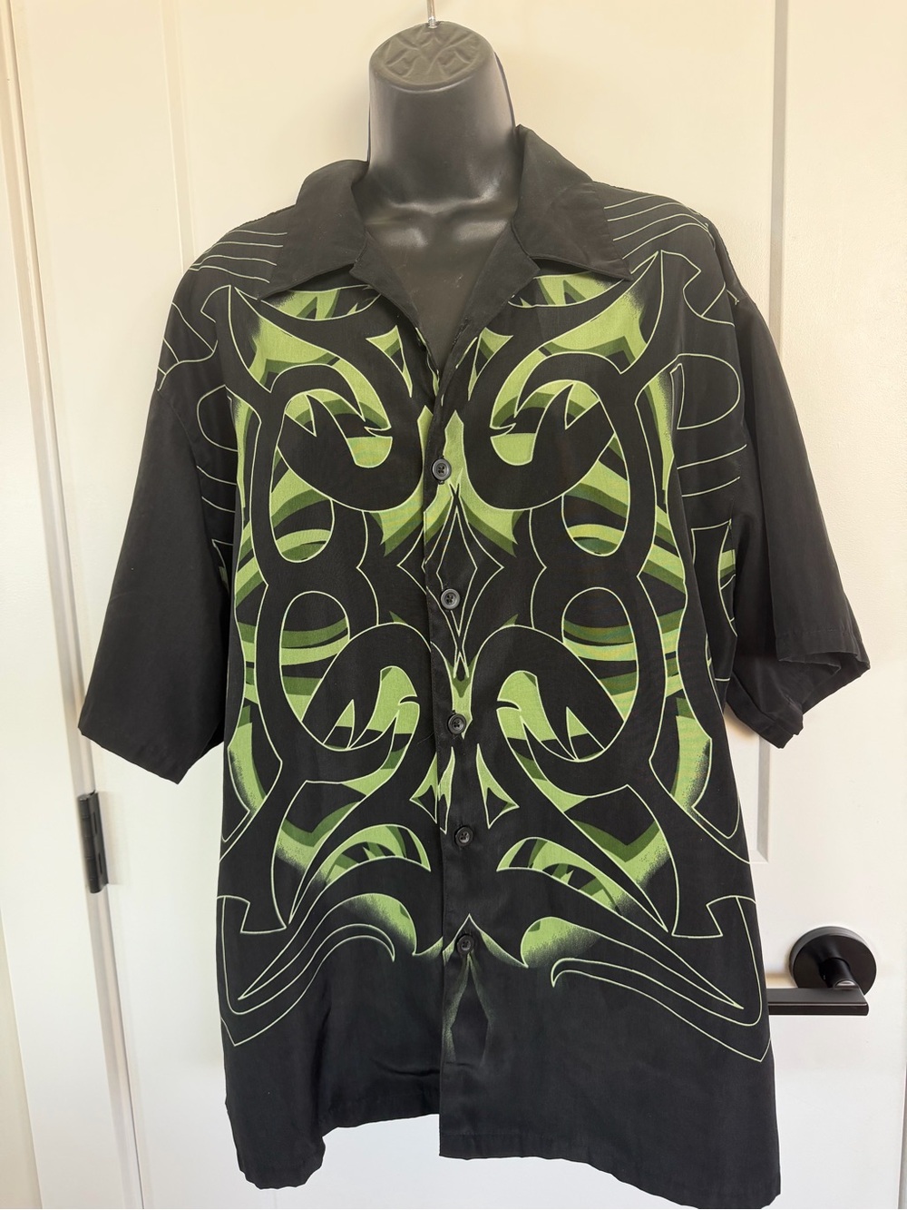 Men's Lightweight Vintage skate Black Short-Sleeve Shirt with GreenGraphic Print